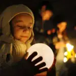 Balade nocturne avec une lune artificielle pour enfants.