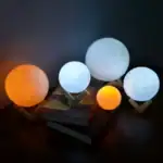 Lampe lune décorative en forme de sphère lunaire.
