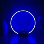 Lampe LED circulaire bleue pour décoration moderne et ambiance relaxante.