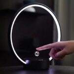 Dispositif scientifique avec un vortex lumineux et une sphère flottante, illustrant la physique et la science moderne.