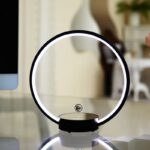 Lampe de bureau design avec anneau lumineux LED et boule suspendue, idéale pour un éclairage d'ambiance ou de travail élégant.