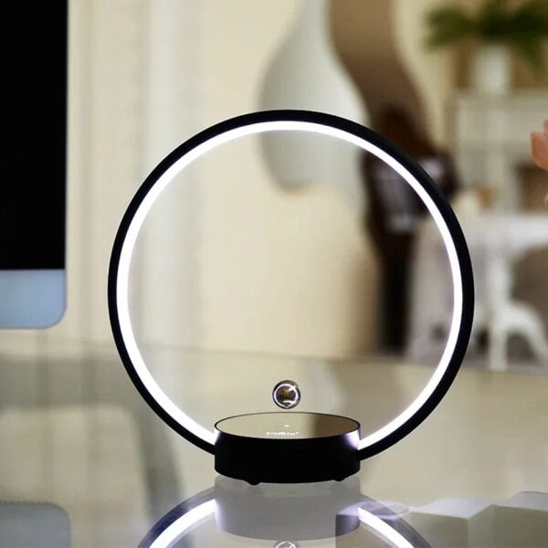 Lampe de bureau design avec anneau lumineux LED et boule suspendue, idéale pour un éclairage d'ambiance ou de travail élégant.