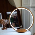 Lampe de bureau LED avec miroir rond lumineux, idéale pour la décoration intérieure et le maquillage, offrant un éclairage clair et moderne pour votre espace de travail ou de détente.