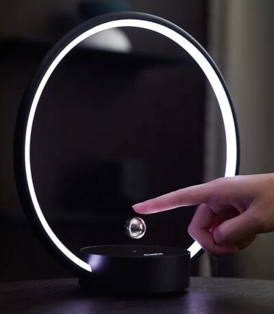 Dispositif scientifique avec un vortex lumineux et une sphère flottante, illustrant la physique et la science moderne.