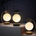 Lampe de table en forme de lune avec lumière chaleureuse, idéale pour une décoration scientifique ou moderne.