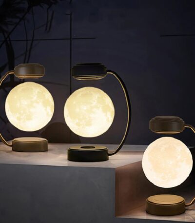 Lampe de table en forme de lune avec lumière chaleureuse, idéale pour une décoration scientifique ou moderne.