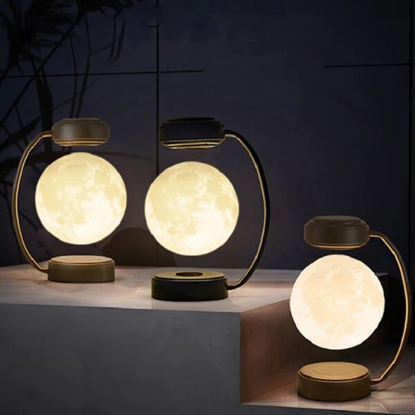 Lampe de table en forme de lune avec lumière chaleureuse, idéale pour une décoration scientifique ou moderne.