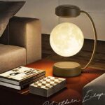 Lampe de bureau en forme de lune avec lumière douce, idéale pour un éclairage d'ambiance ou de lecture, apportant une touche élégante et originale à votre espace de travail ou de détente.
