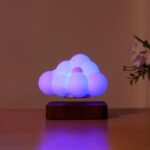 Lampe nuage LED avec lumière douce et changeante, idéale pour décoration intérieure ou chambre d'enfant.