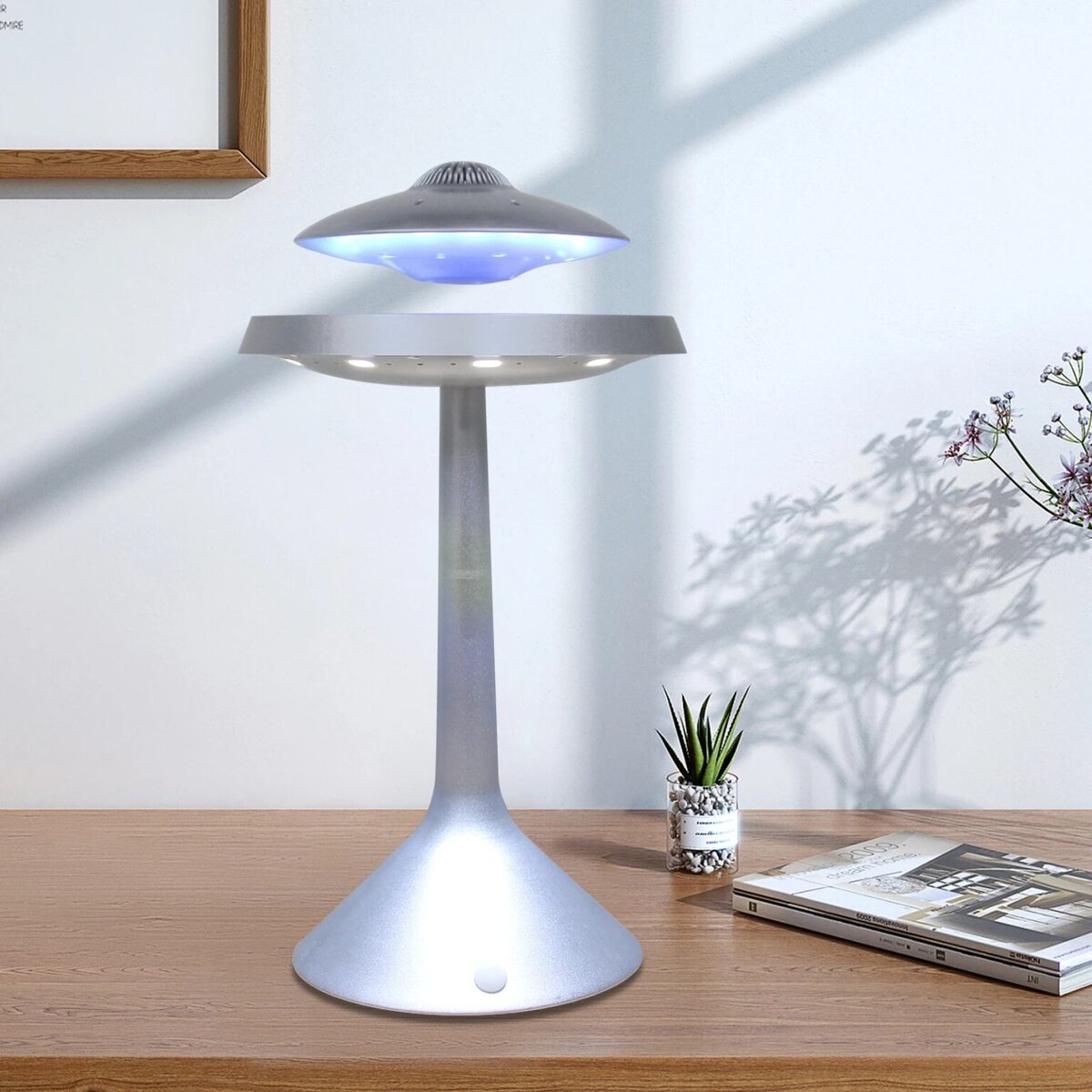 Lampe UFO de style scientifique, design moderne en décoration intérieure, idéale pour un look futuriste et innovant dans votre espace de vie ou de travail.