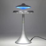 Lampe de bureau moderne inspirée par un objet scientifique avec lumière bleue apaisante et design élégant. Parfaite pour un espace de travail ou décoration innovante.