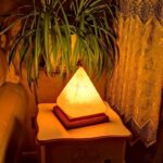 Lampe pyramide en pierre naturelle, éclairage doux et décoratif pour intérieur élégant.