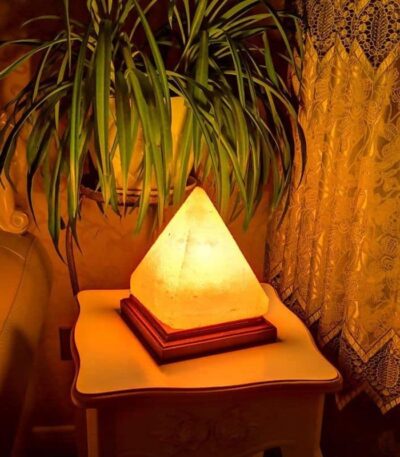 Lampe pyramide en pierre naturelle, éclairage doux et décoratif pour intérieur élégant.