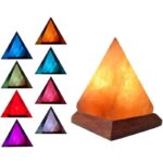 Pyramide de sel Himalaya illuminée avec base en bois, idéale pour la décoration et la purification de l'air. Parfaite pour une ambiance zen et naturelle dans votre intérieur.