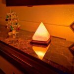 Lampe pyramide en pierre naturelle avec éclairage tamisé, idéale pour la décoration intérieure et créer une ambiance chaleureuse.