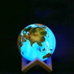 Terre lumineuse en rotation, modÚle éducatif et décoratif, illuminant la nuit avec ses continents visibles.