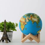 Périple mondial en globe terrestre éducatif et décoratif.