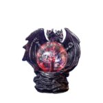 Figurine de dragon noire avec boule de cristal rouge, décoration mystique et fantastique pour collection ou intérieur.