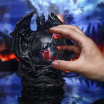 Porte-clés dragon en résine noire avec globe lumineux intégré, parfait pour la décoration ou comme accessoire original. Design détaillé et mystérieux, idéal pour les amateurs de science et de.