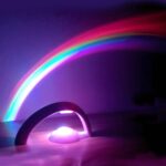 Arc-en-ciel lumineux avec support en métal et éclairage LED coloré, créant une ambiance magique et féerique dans la pièce.