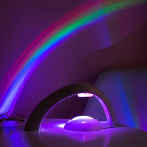 Lumière LED colorée en arc-en-ciel projetée dans une pièce sombre, créant une ambiance relaxante et mystérieuse. Parfait pour la décoration intérieure ou pour une ambiance apaisante.
