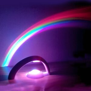 Arc-en-ciel lumineux avec support en métal et éclairage LED coloré, créant une ambiance magique et féerique dans la pièce.
