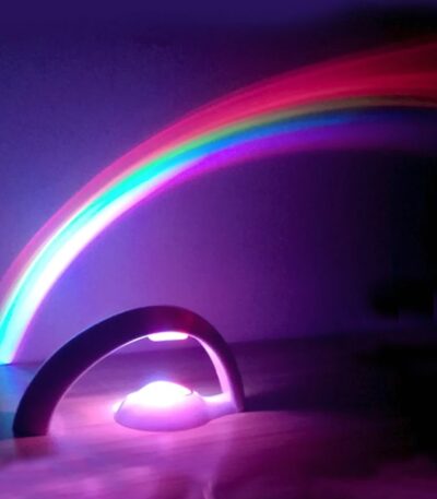 Arc-en-ciel lumineux avec support en métal et éclairage LED coloré, créant une ambiance magique et féerique dans la pièce.