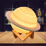 Lampe Saturne en bois avec éclairage LED, décoration scientifique originale pour intérieur.