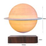 Une lampe décorative représentant la planète Saturne avec anneau lumineux, en bois et LED, idéale pour une décoration d'intérieur inspirée de l'astronomie.