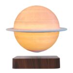 Saturne en décoration scientifique, lampe lumineuse représentant la planète avec anneaux, idéale pour une décoration originale et éducative.