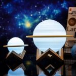 Lampe décorative en forme de planète avec support en bois, idéale pour une décoration d'intérieur inspirée de l'espace.