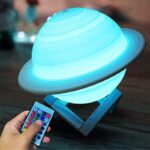 Lampe Saturne en bois avec éclairage LED et télécommande pour décoration scientifique.