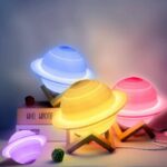 Lampe Saturne LED multicolore, idéale pour décoration intérieure, ambiance ludique et éducative, parfait pour les amateurs de sciences et d'astronomie.