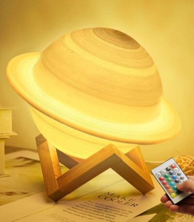 Saturne en bois avec éclairage LED, décoration scientifique originale et lumineuse pour les amateurs d'astronomie.