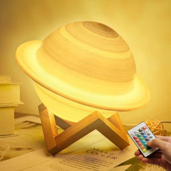 Saturne en bois avec éclairage LED, décoration scientifique originale et lumineuse pour les amateurs d'astronomie.