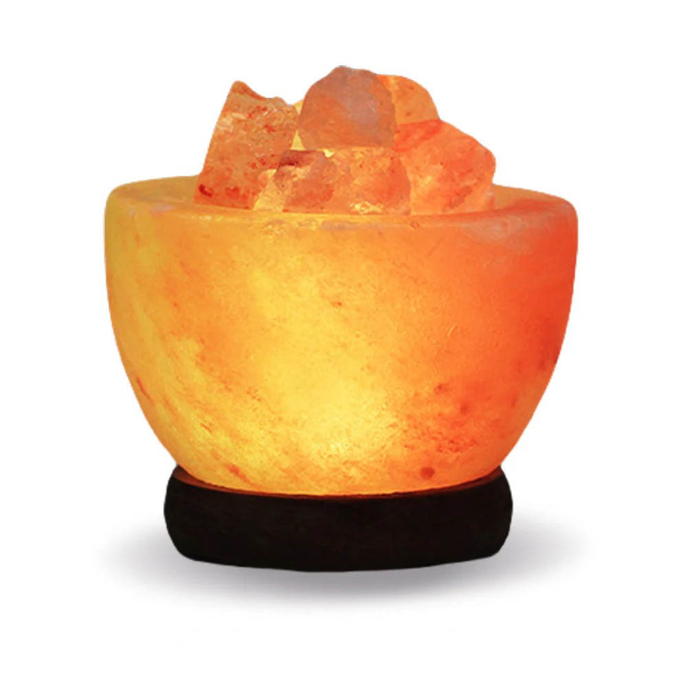 Lampe en sel de l'Himalaya illuminée avec cristaux de sel, créant une ambiance chaleureuse et relaxante.