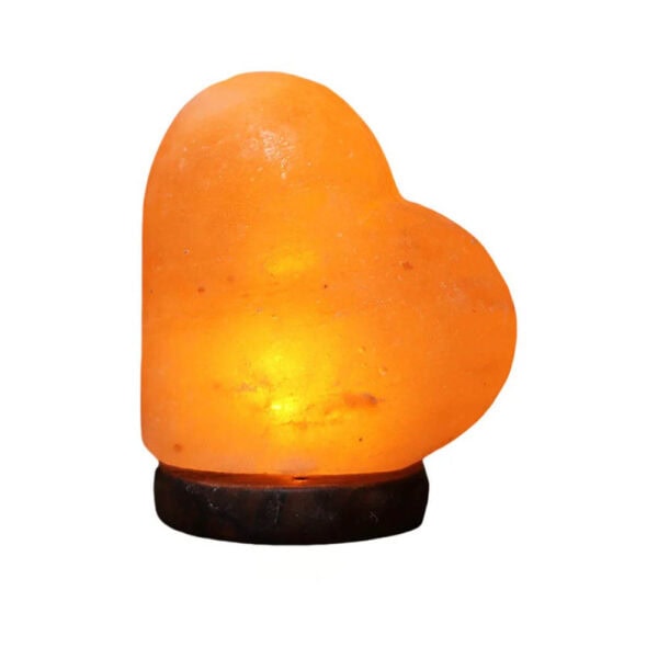Lampe en forme de cœur en sel de l'Himalaya, émettant une lumière chaleureuse et apaisante. Parfaite pour la décoration intérieure ou comme cadeau original pour une ambiance relaxante.