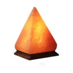 Lampe pyramide de sel de l'Himalaya éclairée, sur socle en bois, idéale pour la décoration et la purification de l'air.