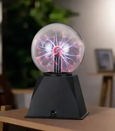Boule de plasma avec éclairs lumineux, idéale pour la décoration scientifique et éducative. Parfaite pour un bureau ou une salle de classe, apportant une touche moderne et éducative.