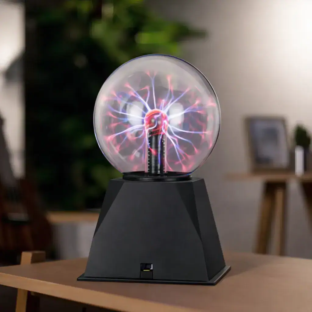 Boule de plasma avec éclairs lumineux, idéale pour la décoration scientifique et éducative. Parfaite pour un bureau ou une salle de classe, apportant une touche moderne et éducative.