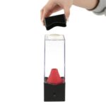 Lampe de laboratoire avec support en verre et cône rouge pour expériences scientifiques.