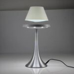 Lampe de bureau design en métal argenté avec abat-jour blanc, idéale pour un éclairage élégant et fonctionnel dans un espace de travail ou de lecture.