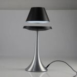 Lampe de bureau moderne en métal argenté avec abat-jour noir, idéale pour la décoration intérieure et l’éclairage de bureau ou de salon.