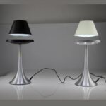 Lampe de bureau moderne avec abat-jour noir et blanc, base en métal argenté, idéale pour un espace de travail élégant et fonctionnel.