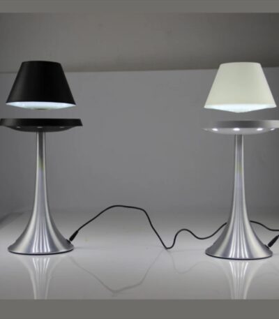 Lampe de bureau moderne avec abat-jour noir et blanc, base en métal argenté, idéale pour un espace de travail élégant et fonctionnel.