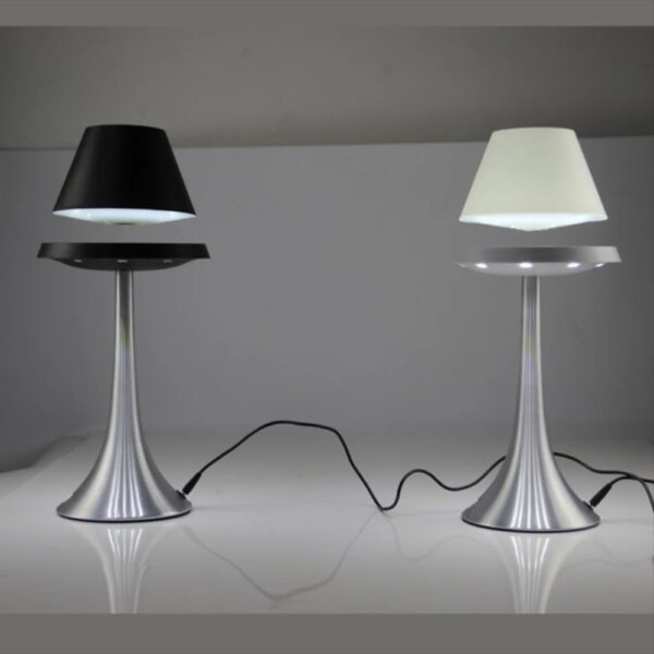 Lampe de bureau moderne avec abat-jour noir et blanc, base en métal argenté, idéale pour un espace de travail élégant et fonctionnel.