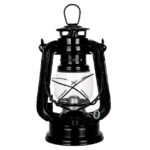 Lampe de camping vintage en métal noir avec poignée, idéale pour l'extérieur ou les activités en plein air, apportant une touche rétro et pratique à votre équipement.