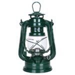 Lampe de camping vintage en vert foncé, idéale pour les activités en plein air, avec un design classique et robuste, parfaite pour la décoration scientifique ou d'extérieur.