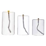 Bougies décoratives en verre avec mèches allumées, de différentes tailles, parfaites pour une décoration scientifique ou moderne.