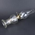 Ampoule en verre vintage avec mécanisme scientifique, idéale pour décoration de style industriel ou scientifique, apportant une touche rétro à votre intérieur.